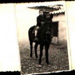Juan Antonio Alonso montando a caballo en 1957